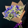 Букет из синих ирисов и танацетума — вид 2